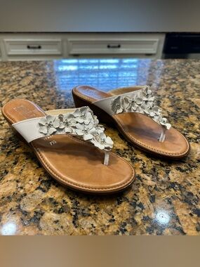 Italian Shoemakers White Floral Thong Sandals with Tan Footbed